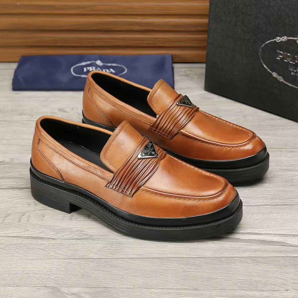 Men's shoes 💰540 💰💰🎩🎩【Prada】Counter 1:1⬆️original reproduction, absolute quality🆗Original outsole, high-quality imported rubber, wear-resistant and non-slip, never degummed, upper material: imported first-layer cowhide➕anti-slip foam outsole, official website material, lining material: water-dyed leather lining, 3 colors available! Code number 38-45